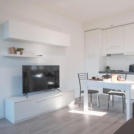 By The Lake Apartments - Smart Десенцано дел Гарда Екстериор снимка