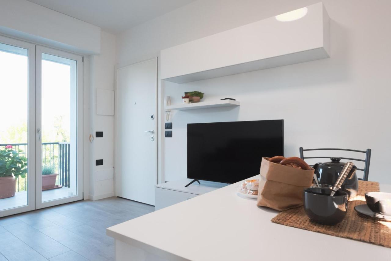 By The Lake Apartments - Smart Десенцано дел Гарда Екстериор снимка